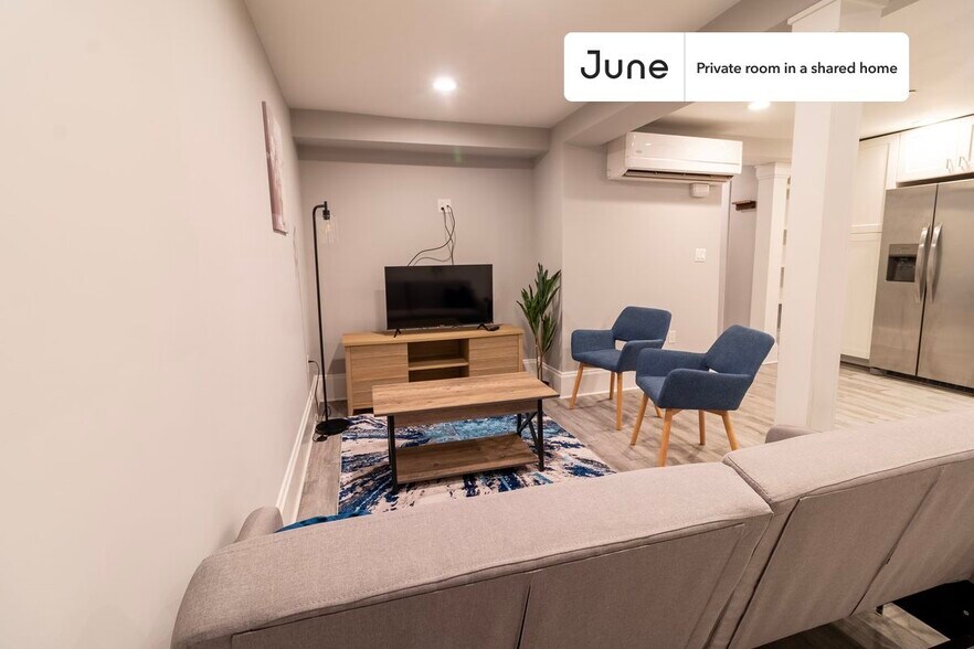 Building Photo - Private bedroom in 4 bed/2 bath Home