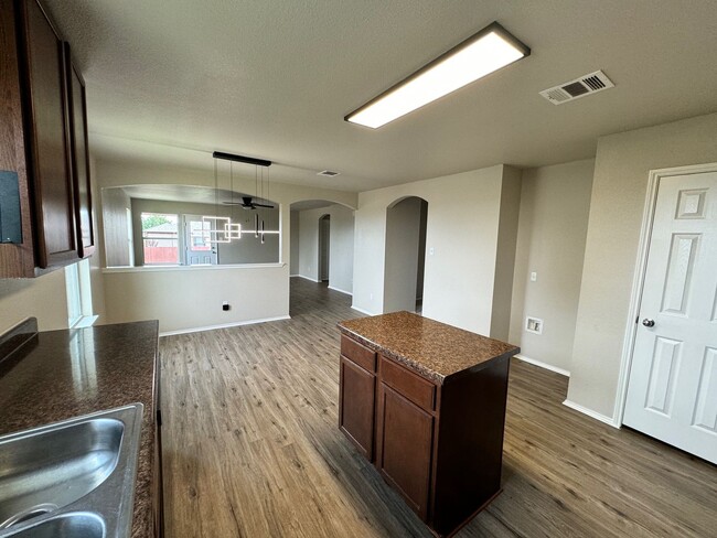 Building Photo - Beautifully 3 Bed, 2 Bath Renovated Home Near Austin – Spacious Layout & Community Perks