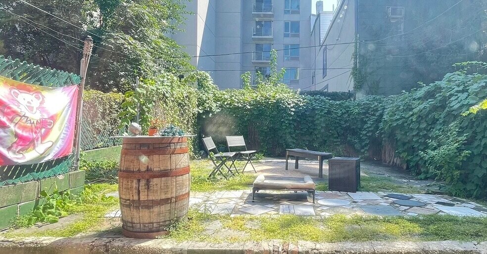 Building Photo - 294 Powers St