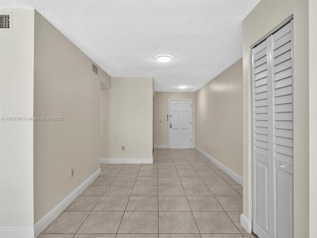 Building Photo - 9367 Fontainebleau Blvd