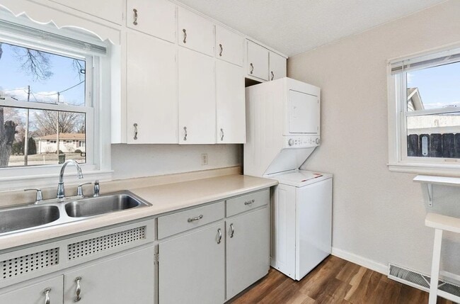 Building Photo - 1 Bed 1 Bath House for Rent! *** 1/2 off 1...