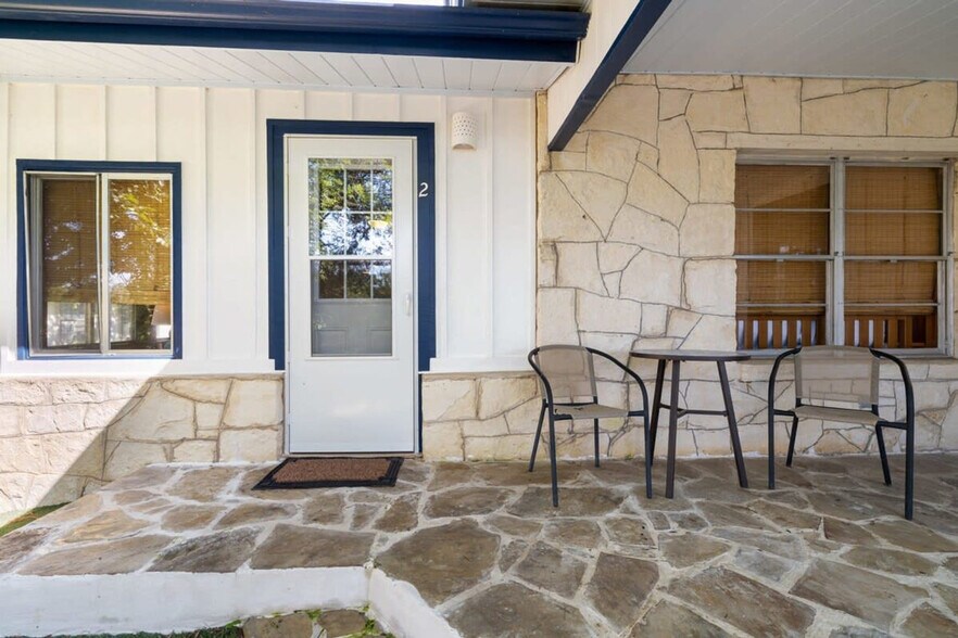 Building Photo - 202 Woodcreek Dr