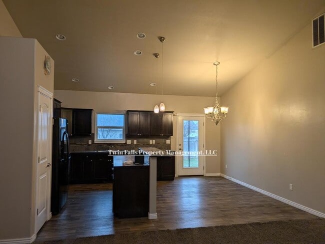 Building Photo - 763 Birchwood Rd