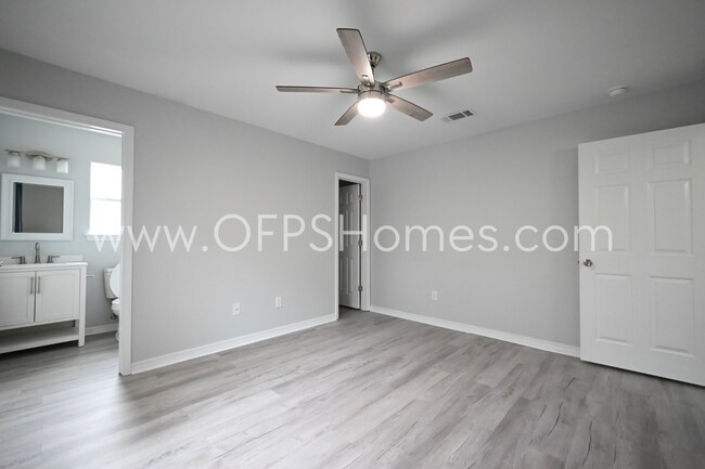 Building Photo - 3/2 in Pensacola!