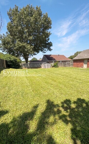 Building Photo - 4199 Blackstone Dr