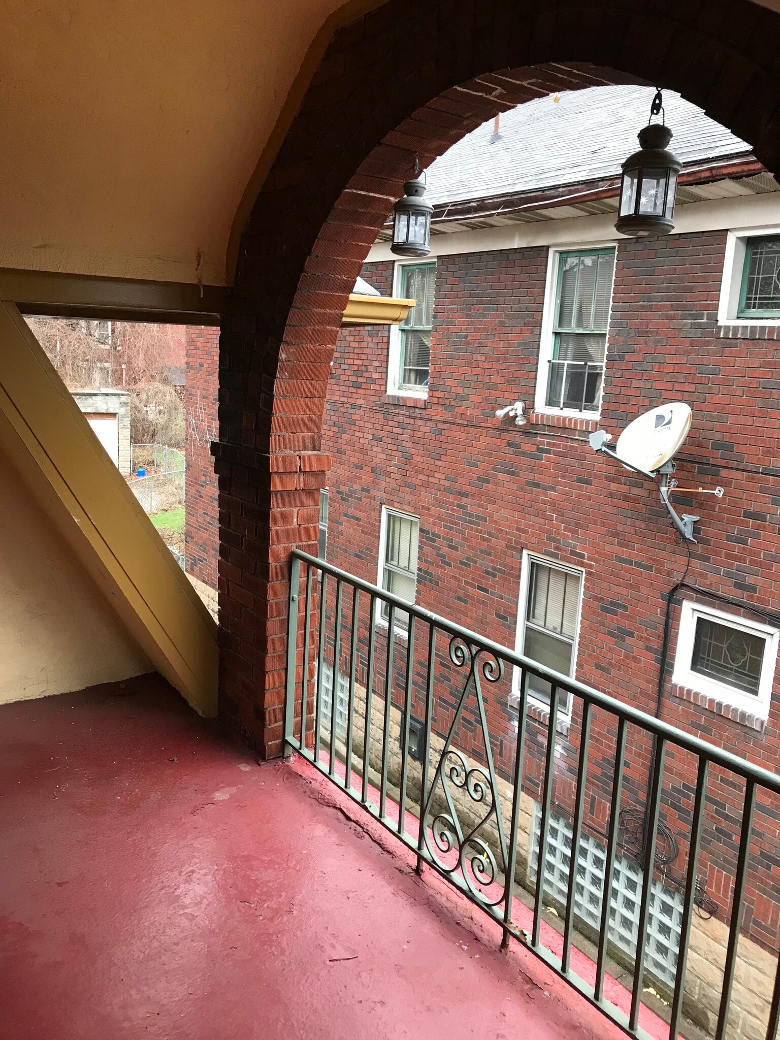Private Veranda - 330 S Aiken Ave