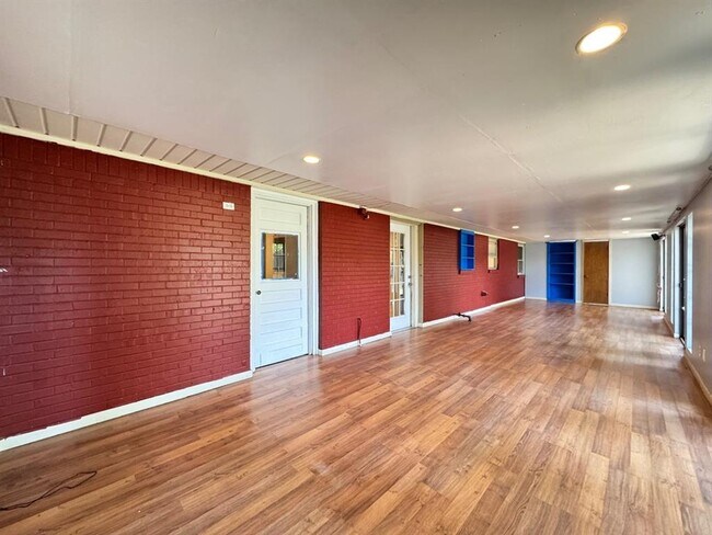 Building Photo - 1622 Denison Dr