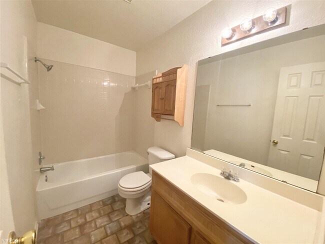 Building Photo - 3 br, 2 bath Duplex - 4605 Wade Dr B