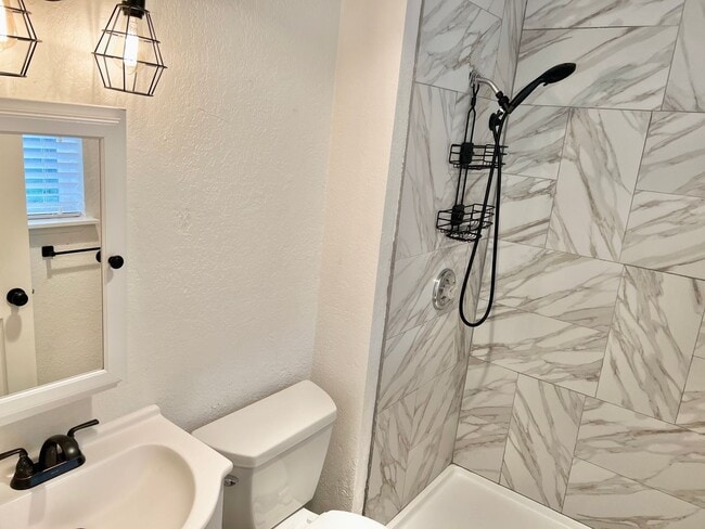 Building Photo - AVAILABLE NOW! 3BD 1.75 BATH SINGLE STORY HOME LARGE CORNER LOT