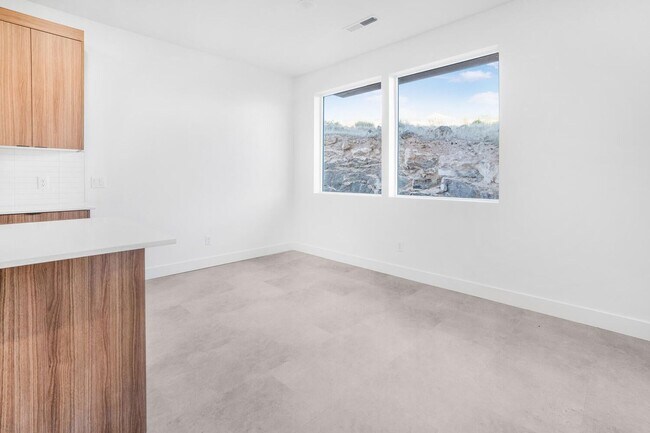 Building Photo - HURRICANE TOWNHOME - END UNIT