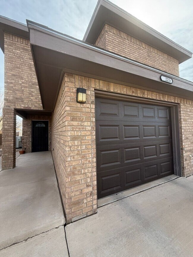 Building Photo - 1221 E 14th St