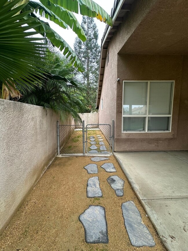 Building Photo - SE Visalia home coming soon!!