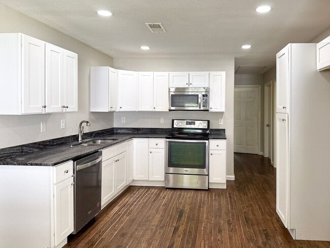 Building Photo - 4 Bedroom / 2 Bath