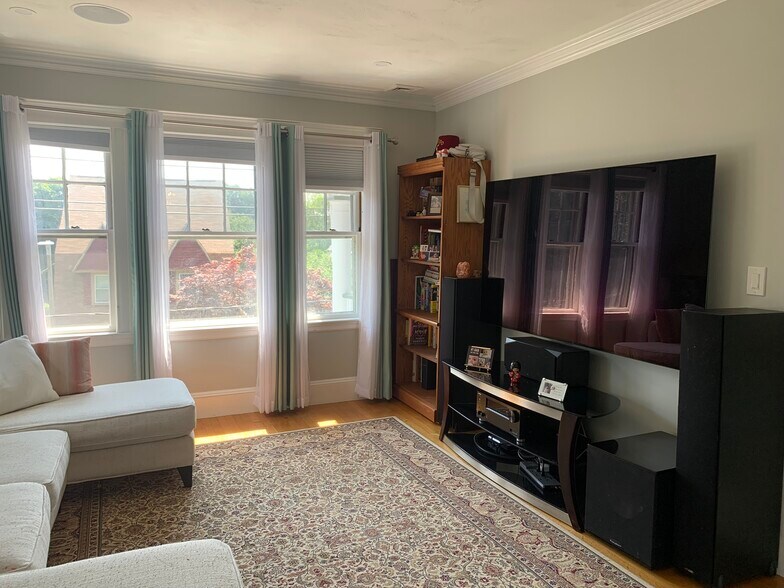 Building Photo - 1045 Adams St