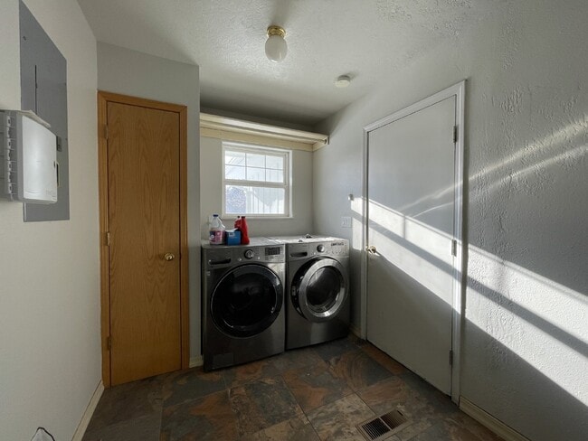 Building Photo - Charming 3 Bedroom, Single Level Home in Central Bozeman