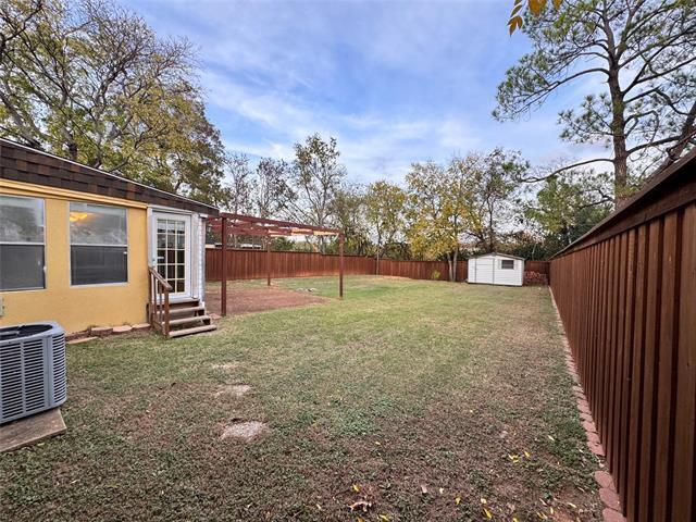 Building Photo - 912 Iowa St