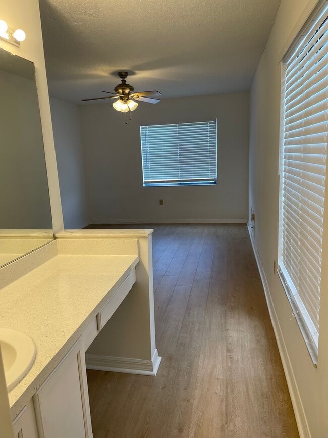 Building Photo - Recently Updated 2bd 2bth Condo Available ...