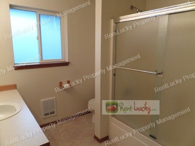 Building Photo - Fabulous 2 Bedroom Townhome With Attached Garage in Great RENTON Location!