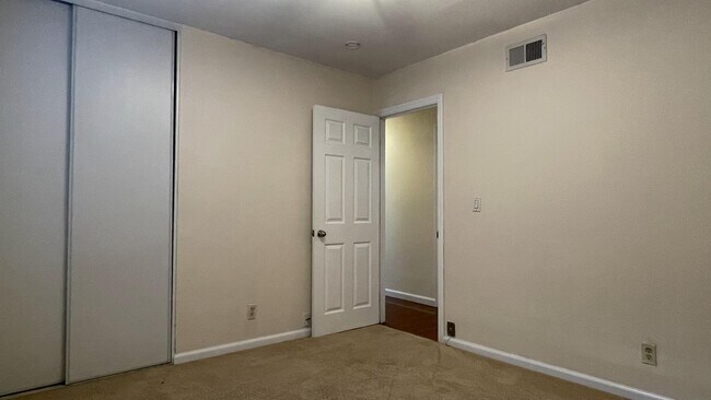 Building Photo - 960 Branham Ln