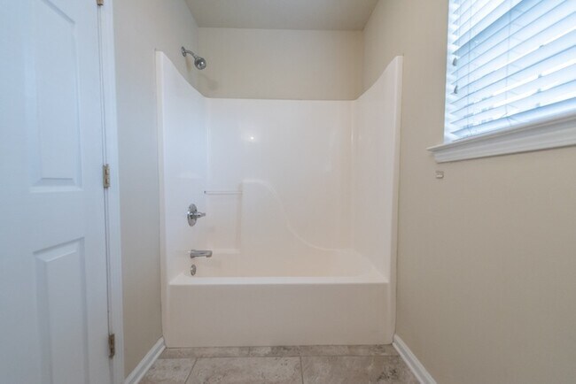 Building Photo - Foxcroft Apartments 2 BD, 2.5 BA