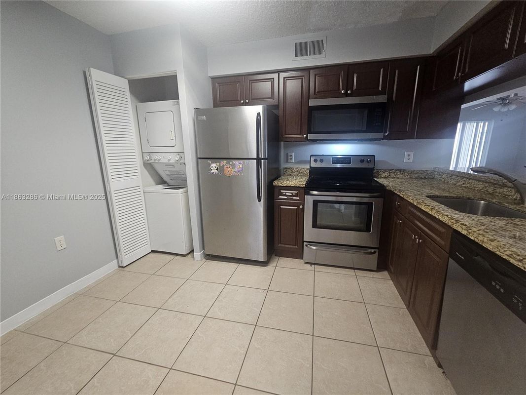 Building Photo - 8106 Glenmoor Dr