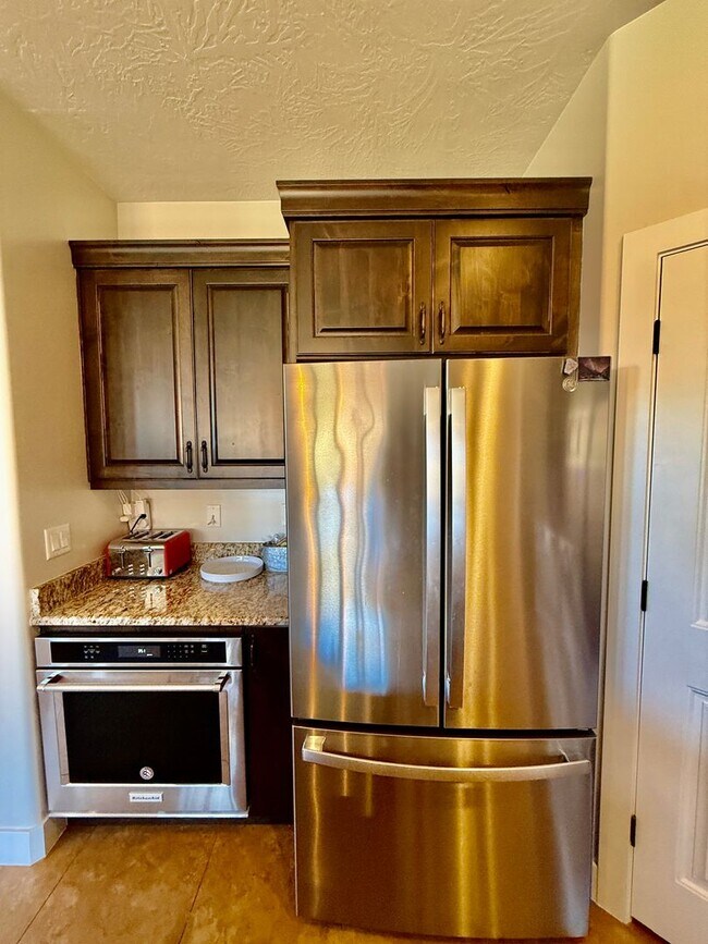Building Photo - 521 N Creek Ridge Dr