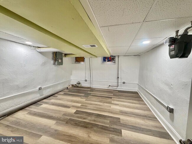 Building Photo - 122 Landing St