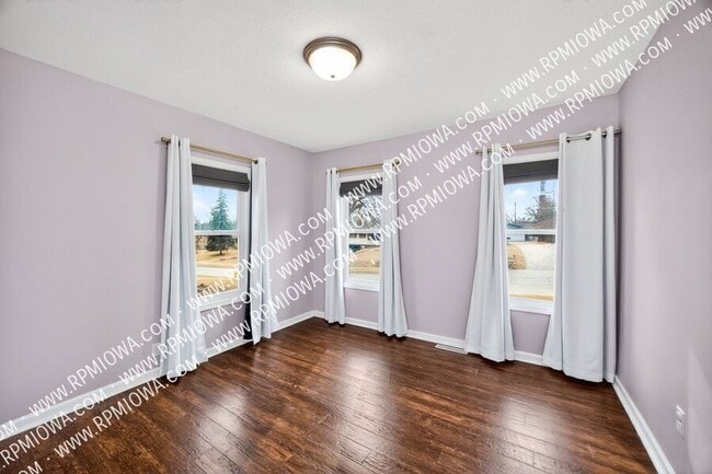 Building Photo - 6717 Roseland Dr