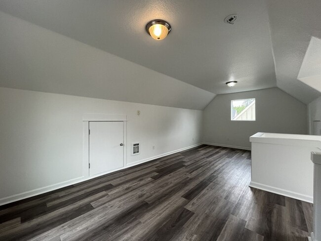 Building Photo - Bright End-Unit Townhouse with a Loft & Covered Patio
