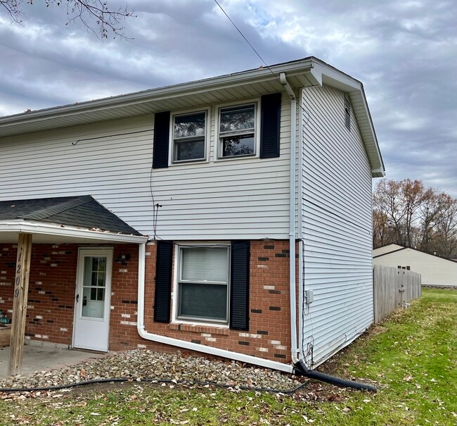 Building Photo - 1209 Rosewood Dr NE