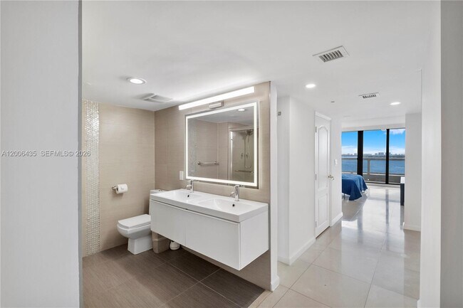 Building Photo - 1717 N Bayshore Dr