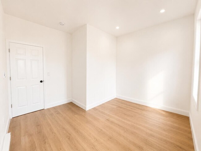 Building Photo - 428 56th St