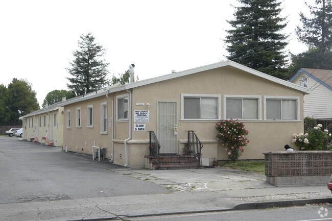 Primary Photo - 21330-2133 Meekland Ave
