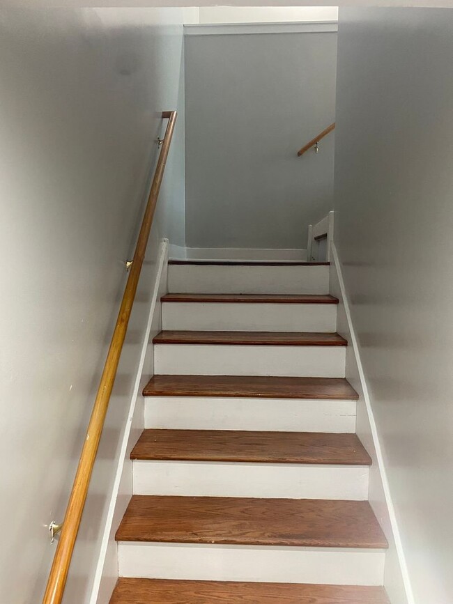 Building Photo - Spacious south side 5 bedroom beauty