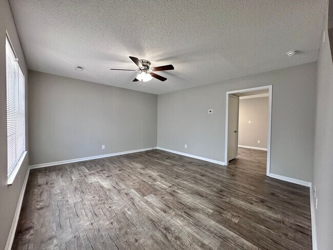 Building Photo - Rand 938 FABULOUS TOWNHOUSE! DON'T MISS TH...