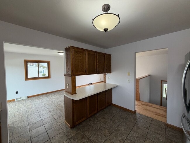 Building Photo - 5 Bed 2 Bath Single Family Home in Marshfield