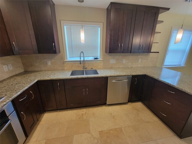 Building Photo - 1007 Blue Willow Dr