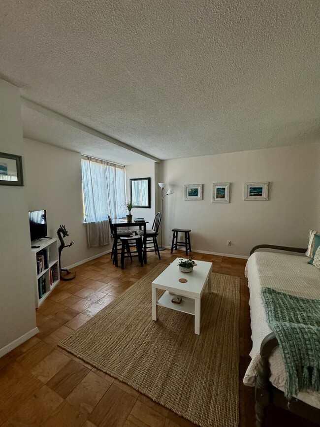 Living room/dining area with large window - 501 Slaters Ln