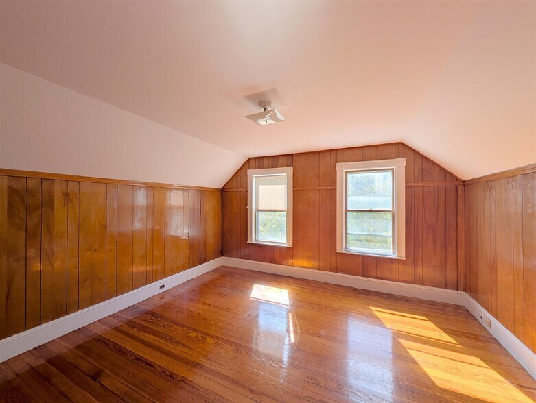 Building Photo - 58 Monument St