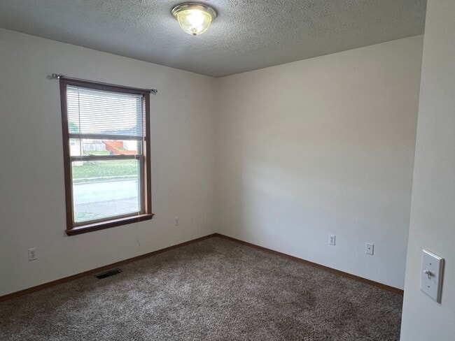 Building Photo - Great Nixa Location!