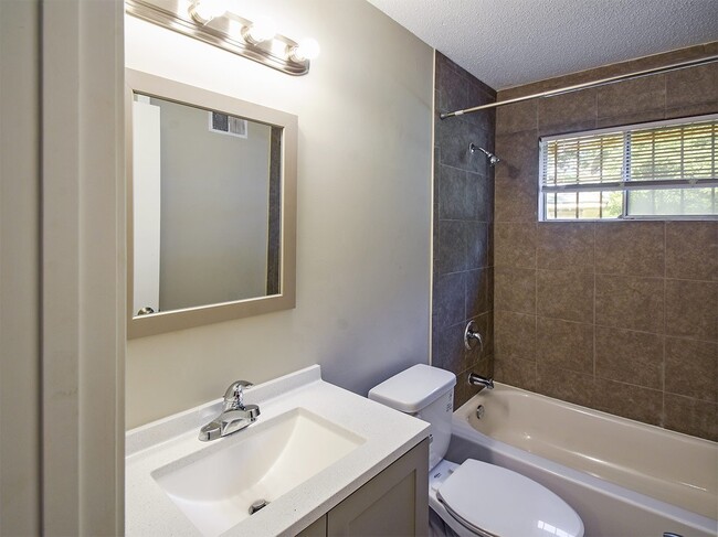 Building Photo - Charming home in north Memphis