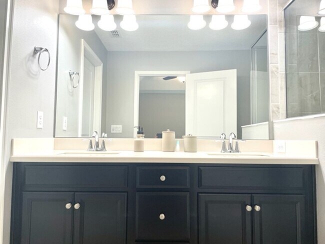 Building Photo - 3/2.5 ANNUAL/FURNISHED  TOWNHOUSE- GORGEOU...