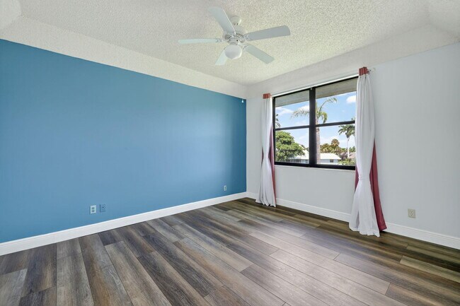 Building Photo - 6101 SE Landing Way