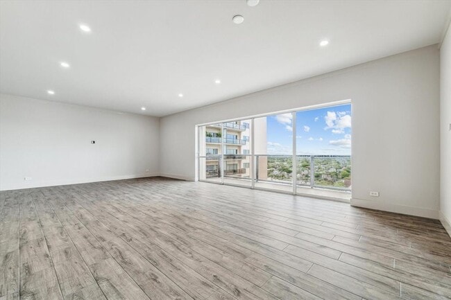 Building Photo - 2929 Buffalo Speedway