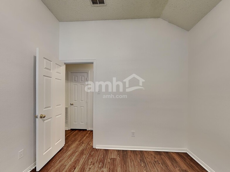 Building Photo - 4504 Highlands Dr