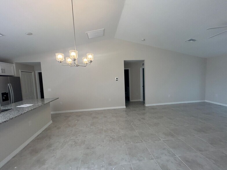 Building Photo - Brand new  4/2  never lived in