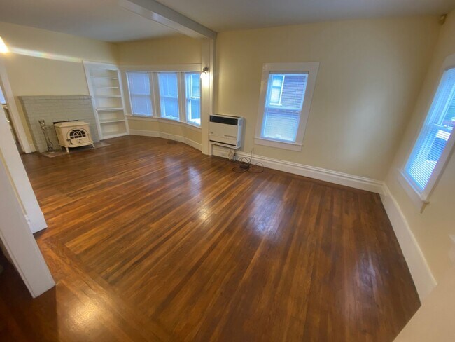 Building Photo - Advent - Gorgeous 5 Bedroom Home With Front/Backyard, Driveway & Washer/Dryer!