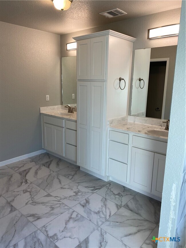 Building Photo - 811 Marlow Cove