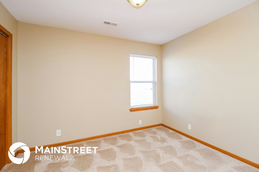 Building Photo - 211 Golfview Dr