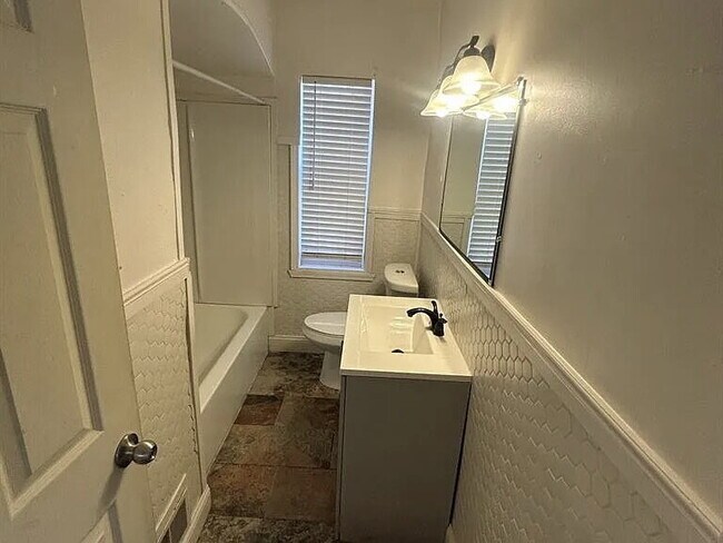 Building Photo - ELEGANT APT HOME